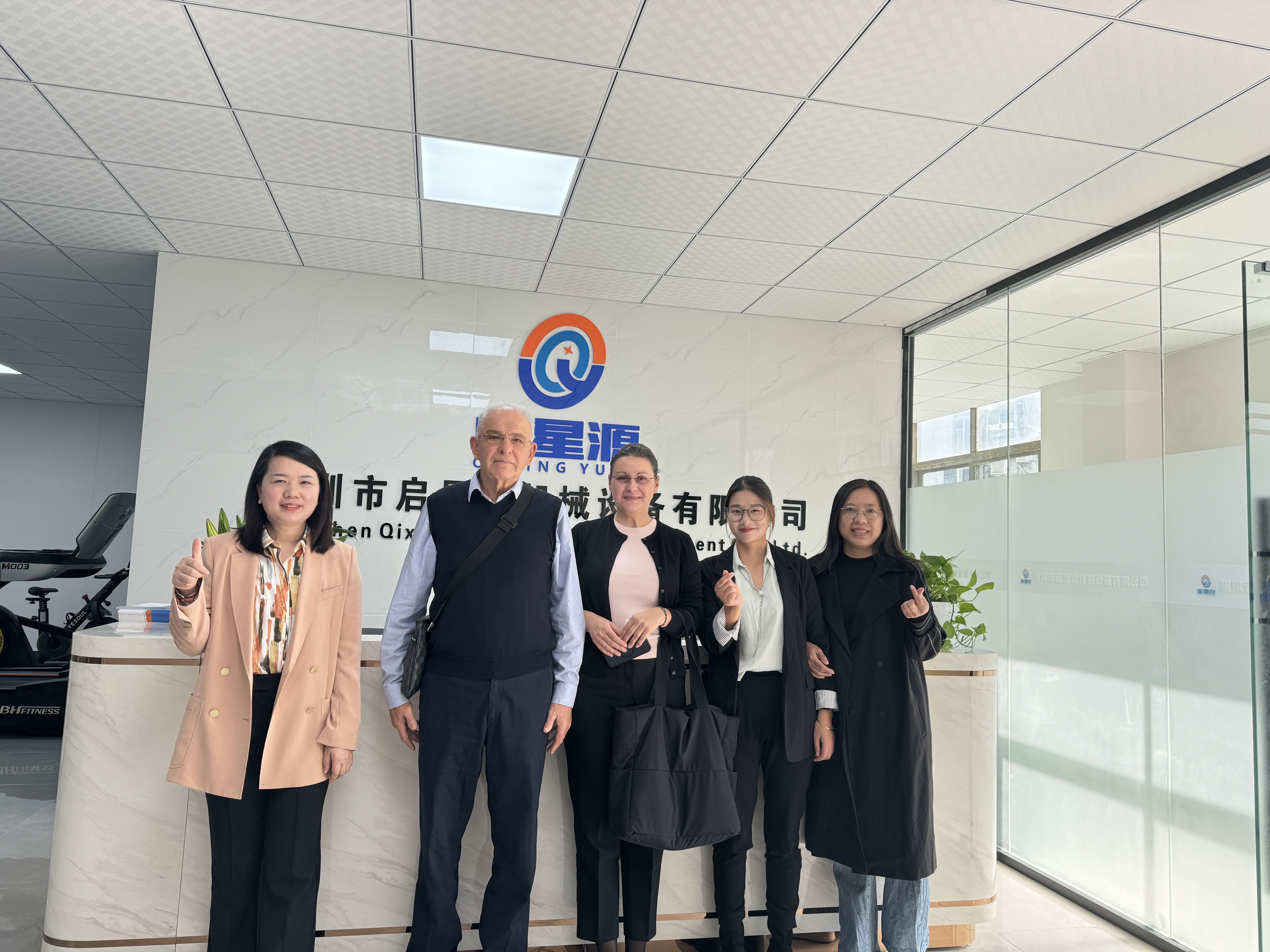 VELKOMMEN VELKER Mr.Savo og Mrs.irena for å besøke Shenzhen Qixingyuan Machinery Equipment Co., Ltd. igjen